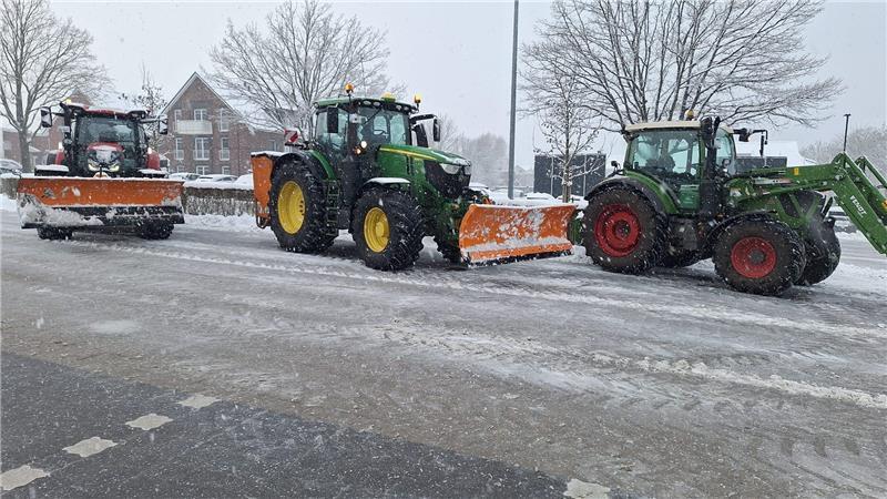 Schneechaos: Hilfe für den Hamburger Hafen kommt aus dem Landkreis Stade Nicht nur die Straßenmeistereien, sondern auch viele Landwirte haben in den vergangenen Tagen Parkplätze wie hier in Harsefeld und sogar den Hamburger Hafen geräumt.