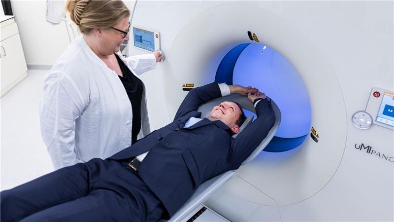 Neues Gerät macht Krebsdiagnostik schneller und genauer Niedersachsens Wissenschaftsminister Falko Mohrs (SPD) testete das neue Gerät.