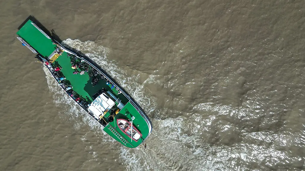 Normalerweise-bringt-die-Faehre-mehrmals-taeglich-Radfahrer-und-Fussgaenger-ueber-die-Ems