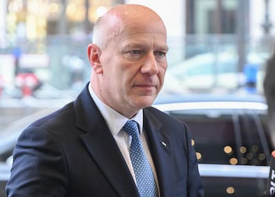 Kai Wegner (CDU) kommt zu einem Termin im Hotel Adlon. Berlins regierender Bürgermeister hat eine „schonungslose Analyse“ des Krisenmanagements angekündigt.