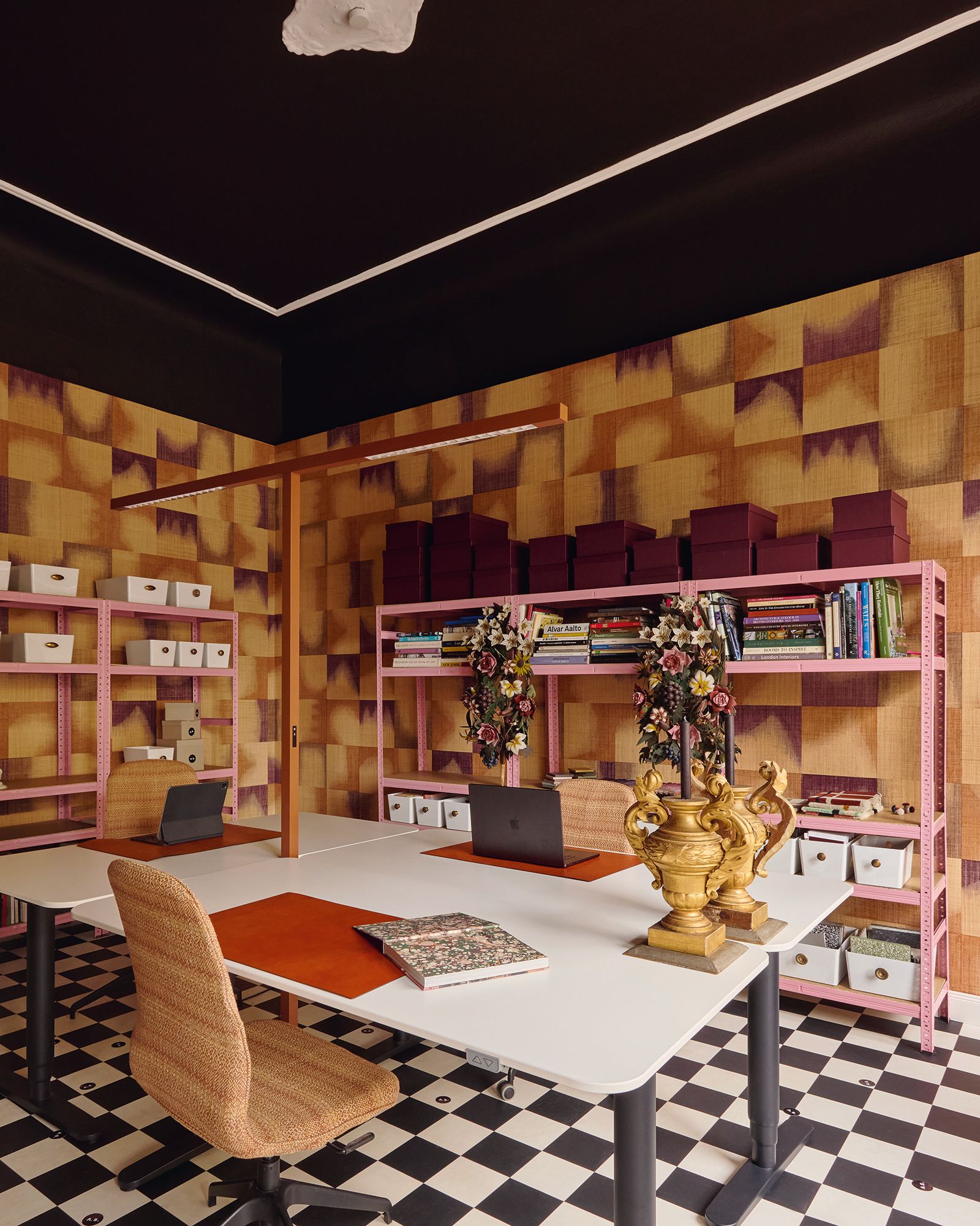 BüroRaum mit handgefertigter Tapete „Tribus“ von Élitis aus den Fasern der RaffiaPalme