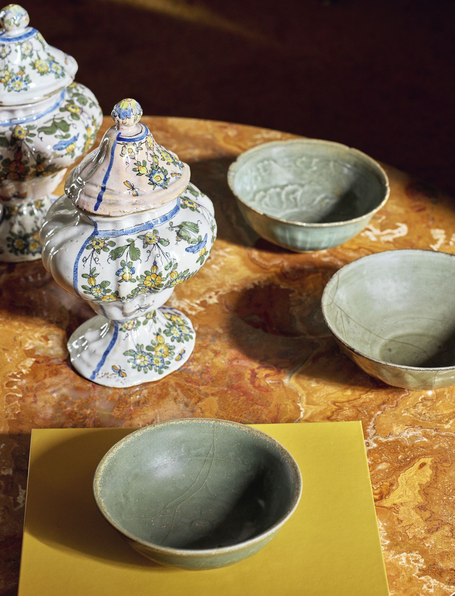 Travertinplatte mit antikem chinesischen Porzellan