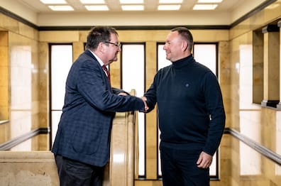 Alexander Fuchs, neuer Sportamtsleiter, wird im Kieler Rathaus von Sozialdezernent Gerwin Stöcken begrüßt.