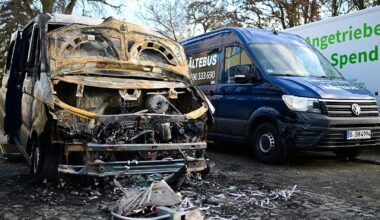 Berlin & Brandenburg: Zwei Kältebusse nach Brandanschlag "komplett Schrott"