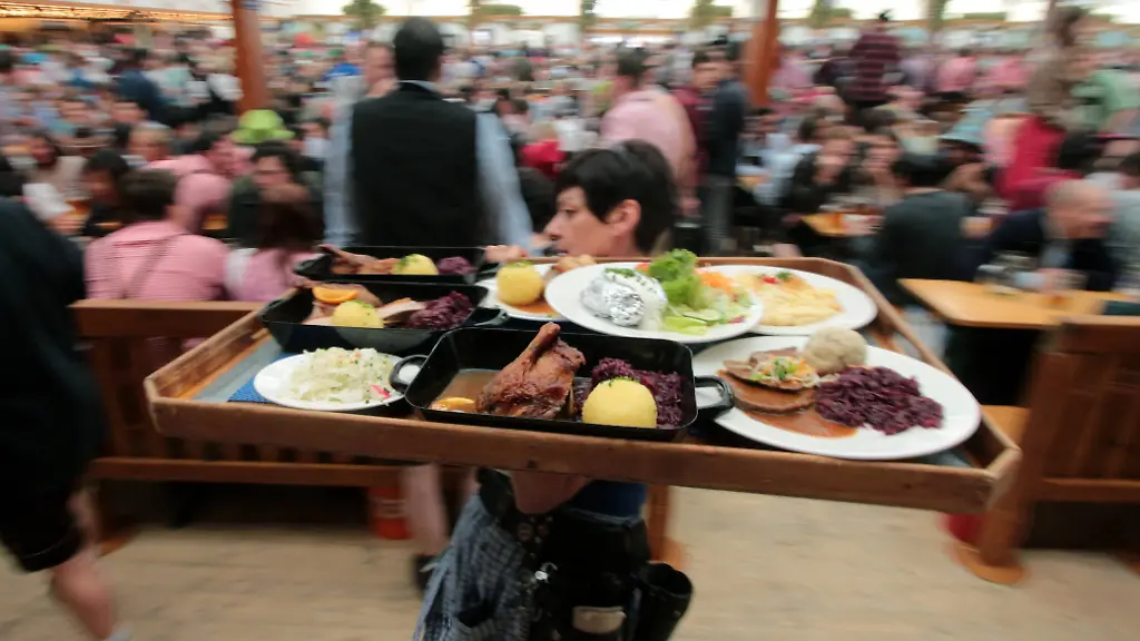 Oktoberfest-Muenchen-das-Festzelt-Hofbraeu-von-Innen