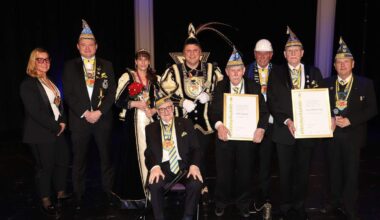 Vorsitzender Karl-Heinz Heinen (3.v.r.) ernannte Heinz-Wilhelm Plum zum Ehrenvorsitzenden (2.v.r.) und Dieter Dujardin (4.v.r.) zum Ehrenmitglied. Alt-Bürgermeister Alfred Sonders (r.) hielt die Laudatio; Svenja Dümont, Stephan Mingers, das Prinzenpaar Julian I. und Anne sowie Ehrenmitglied Josef Schwinges (sitzend) gratulierten.