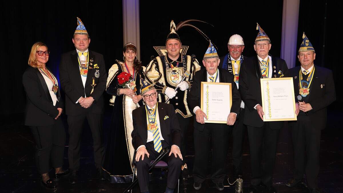 Vorsitzender Karl-Heinz Heinen (3.v.r.) ernannte Heinz-Wilhelm Plum zum Ehrenvorsitzenden (2.v.r.) und Dieter Dujardin (4.v.r.) zum Ehrenmitglied. Alt-Bürgermeister Alfred Sonders (r.) hielt die Laudatio; Svenja Dümont, Stephan Mingers, das Prinzenpaar Julian I. und Anne sowie Ehrenmitglied Josef Schwinges (sitzend) gratulierten.