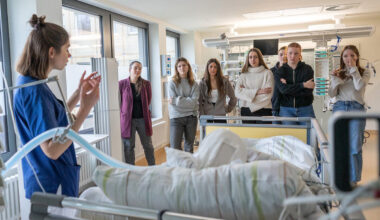 Auf der Intensivstation erfahren die Schülerinnen und Schüler, was es bedeutet, wenn das Leben von Maschinen abhängt. (Foto: Alexianer)
