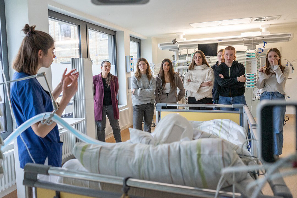Auf der Intensivstation erfahren die Schülerinnen und Schüler, was es bedeutet, wenn das Leben von Maschinen abhängt. (Foto: Alexianer)