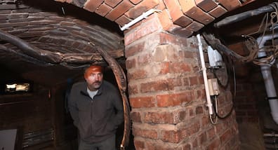 Mieter René Dorbert im Keller des Hauses. Hier hatte es im April 2025 gebrannt.