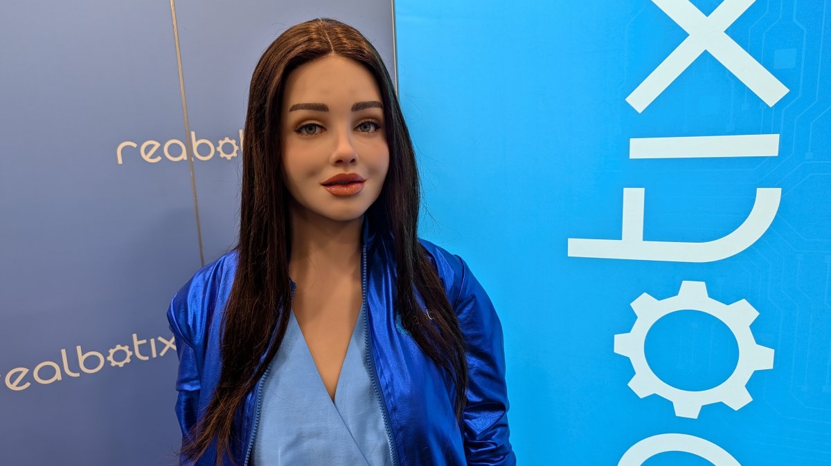 Realbotix: humanoide Roboter mit austauschbarem Design