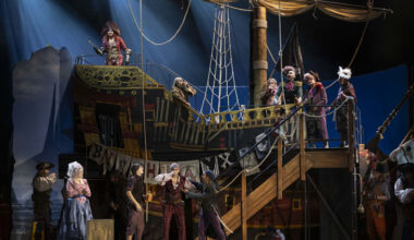 Piratenschiff in Sicht bei "Die Piraten von Penzance" im Gärtnerplatztheater (©Foto: Anna Schnauss)