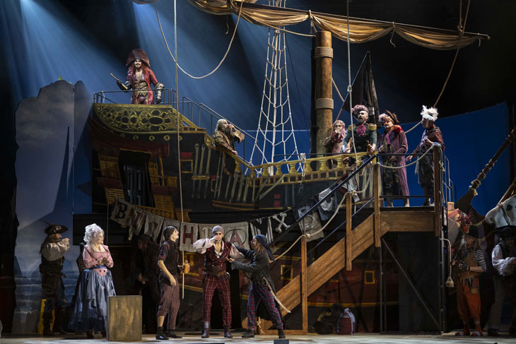 Piratenschiff in Sicht bei "Die Piraten von Penzance" im Gärtnerplatztheater (©Foto: Anna Schnauss)
