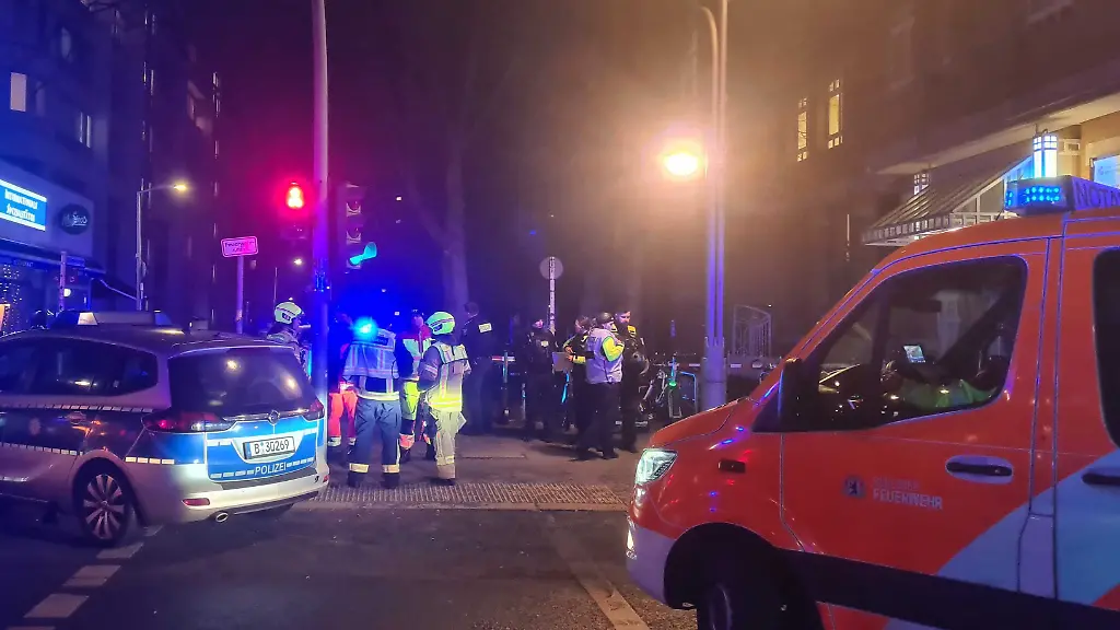 Polizei-und-Rettungskraefte-sind-im-Einsatz-In-einer-Wohnung-sind-mehrere-Menschen-durch-Schuesse-verletzt-worden