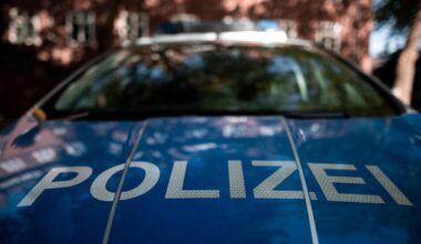 Auf der Fahrt zum Polizeigewahrsam verhielt sich der Mann laut Polizei weiter aggressiv (Symbolbild).