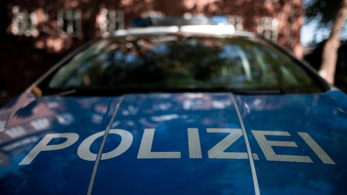 Auf der Fahrt zum Polizeigewahrsam verhielt sich der Mann laut Polizei weiter aggressiv (Symbolbild).