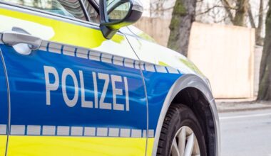 Tankstellenüberfall gescheitert, Täter flüchtig – Maskierter Mann bedrohte Mitarbeiter, zwei Tatverdächtige festgenommen, einer flüchtig