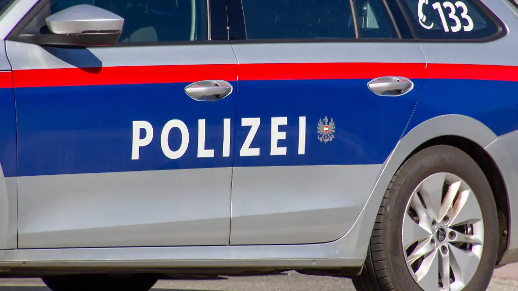 Polizeiauto-in-Oesterreich-Polizeiauto-in-Oesterreich-LicenseRF-Copyright-xZoonar