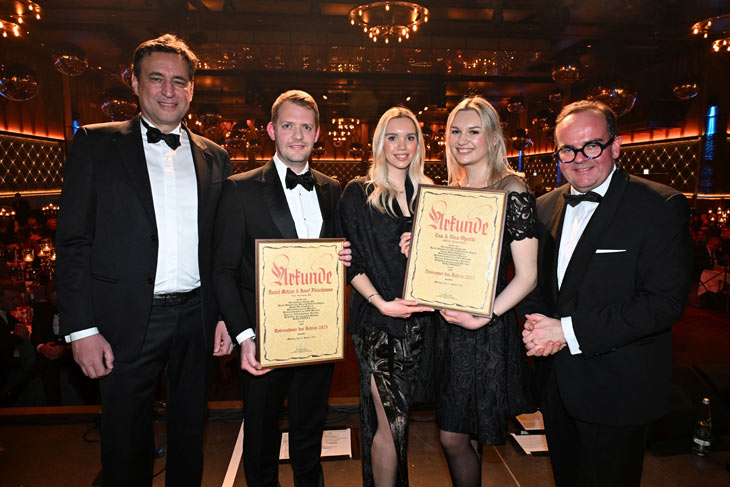 Justizminister Georg Eisenreich mit dem „Unternehmer des Jahres“ Daniel Metzler von Isar Aerospace, die  „Newcomer des Jahres“  Ena Operta und Nira Operta von "Byena Beauty GmbH" und deren Präsentator Clemens Baumgaertner (©Foto: Petra Schönberger) 