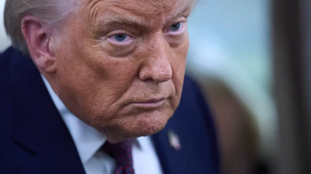 President-Donald-Trump-speaks-with-reporters-aboard-Air-Force-One-after-leaving-the-World-Economic-Forum-in-Davos-for-Washington-Thursday-Jan-22-2026