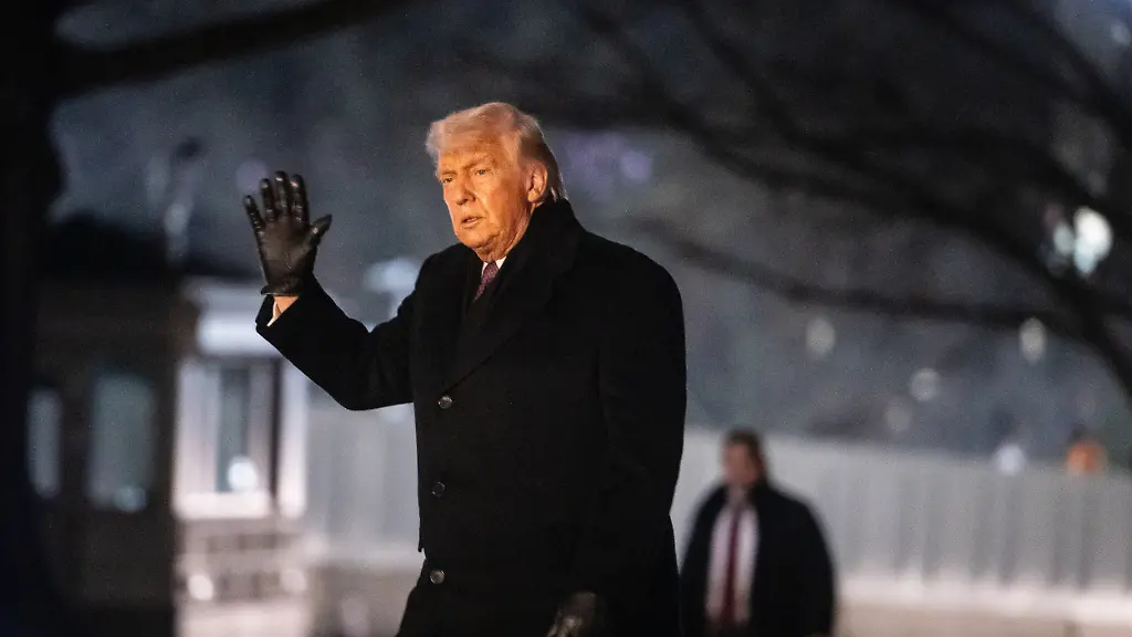 President-Donald-Trump-walks-on-the-South-Lawn-of-the-White-House-after-disembarking-from-Marine-One-Jan-22-2026