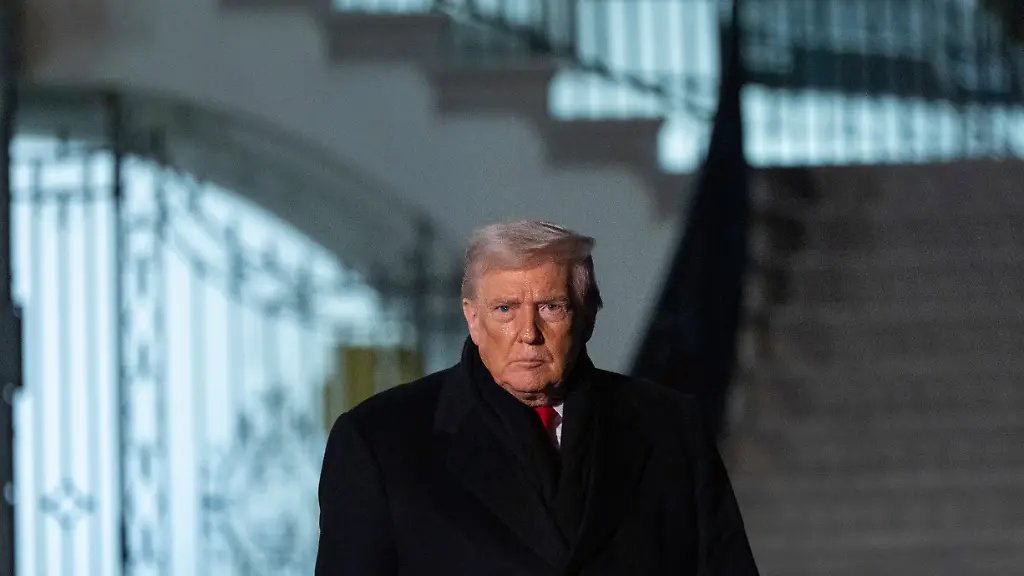 President-Donald-Trump-walks-speak-with-reporters-before-departing-on-Marine-One-from-the-South-Lawn-of-the-White-House-Tuesday-Jan-20-2026-in-Washington