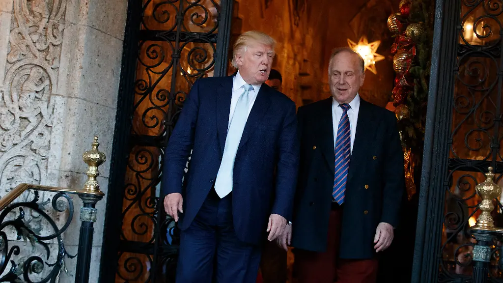 President-elect-Donald-Trump-walks-with-World-Jewish-Congress-President-Ronald-Lauder-after-meeting-at-Mar-a-Lago-Wednesday-Dec-28-2016-in-Palm-Beach-Fla
