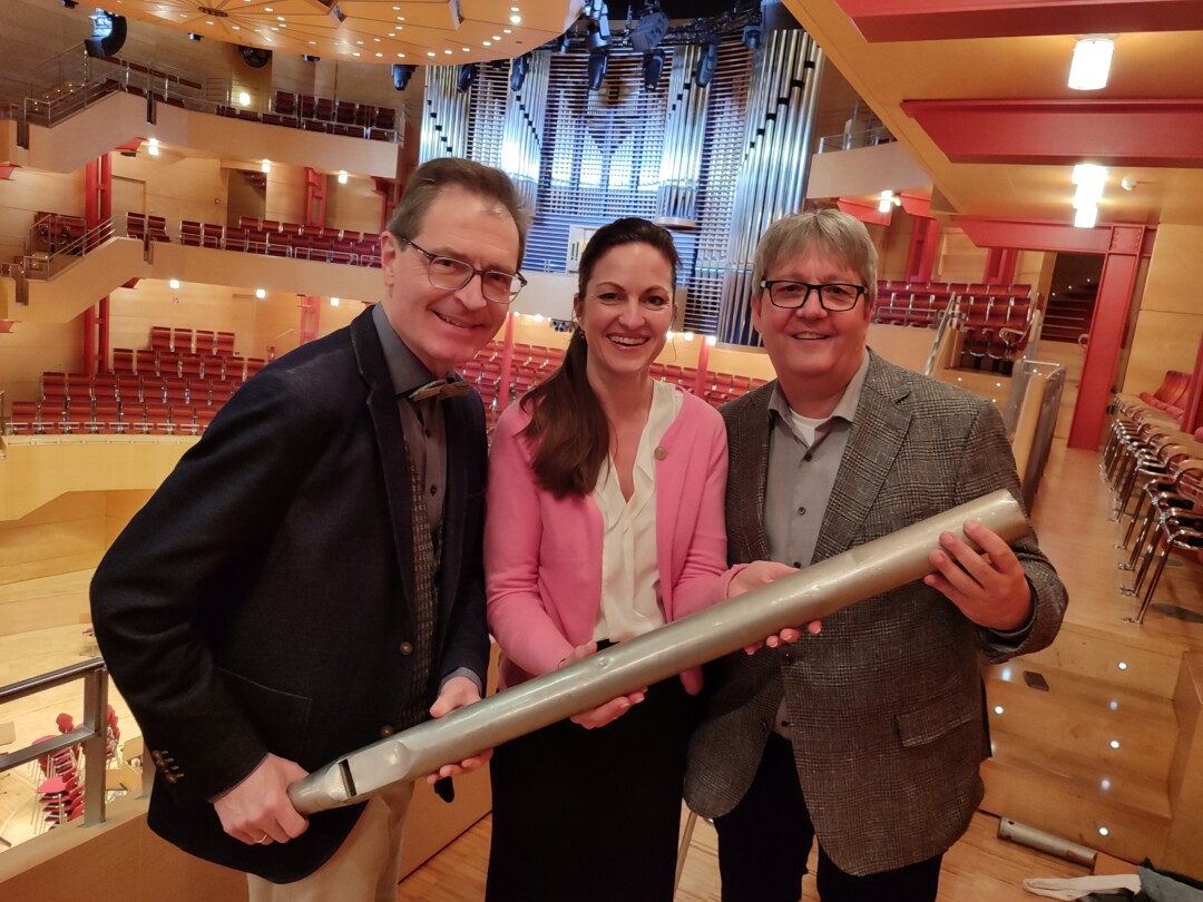 Wolfgang Kläsener (Orgelkustos der Philharmonie Essen), Marie Babette Nierenz (Intendantin Philharmonie Essen) und Joachim Schwarz (Mitarbeiter Künstlerisches Betriebsbüro und Mitorganisator der Orgelfahrt) (v.l.) zur Verfügung. Foto: TUP