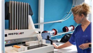 Die Gewebeproben kommen im Uniklinikum Dresden per Rohrpost in der Pathologie an und werden dort weigehend automatisiert und digital mikroskopiert. Foto: CCS GmbH