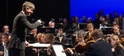 Freudig aktiv mit raschen Tempi: Felix Pätzold im Neujahrskonzert der Kieler Philharmoniker.