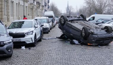 Unfall in Dresden-Johannstadt: Auto überschlägt sich