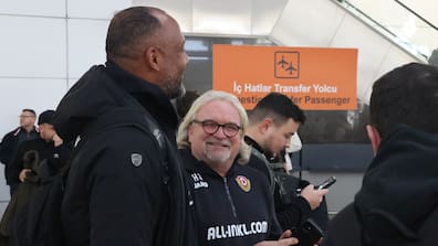 Torwarttrainer David Yelldell (l.) und Co-Trainer Heiko Scholz waren froh, als sie in Antalya ankamen.