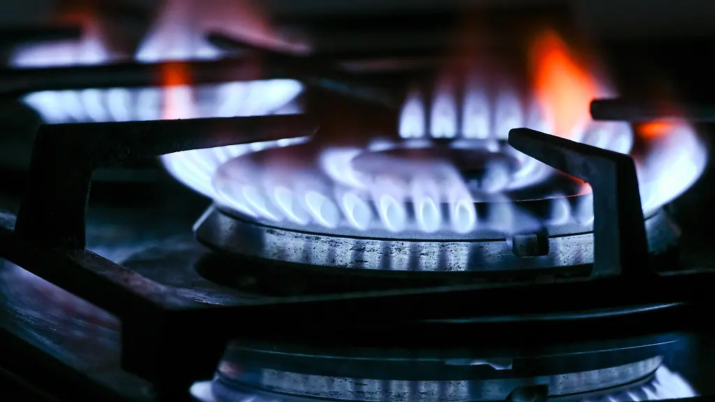 RZESZOW-POLAND-NOVEMBER-23-Natural-gas-burners-on-a-gas-stove-are-seen-in-Rzeszow-Poland-on-December-28-2025-The-scene-reflects-Europeas-ongoing-shift-away-from-Russian-energy-supplies-as-the-European-Union-moves-to-phase-out-Russian-gas-imports-and-Poland-expands-its-role-as-a-regional-LNG-hub-while-increasing-natural-gas-usage