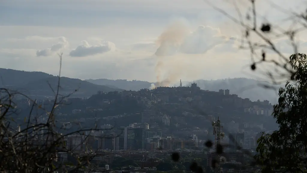 Rauch-steigt-aus-Fort-Tiuna-auf-der-wichtigsten-Militaergarnison-in-Caracas-nachdem-mehrere-Explosionen-zu-hoeren-waren-und-Flugzeuge-ueber-das-Gebiet-flogen