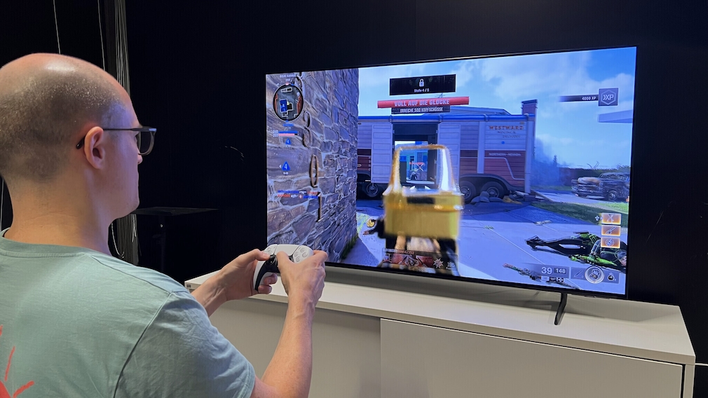 Redakteur Dennis Ellenberger testet die Gaming-Qualität des Samsung S85F. Der Samsung überzeugt hier mit einer Bildwiederholrate von 120 Hertz.