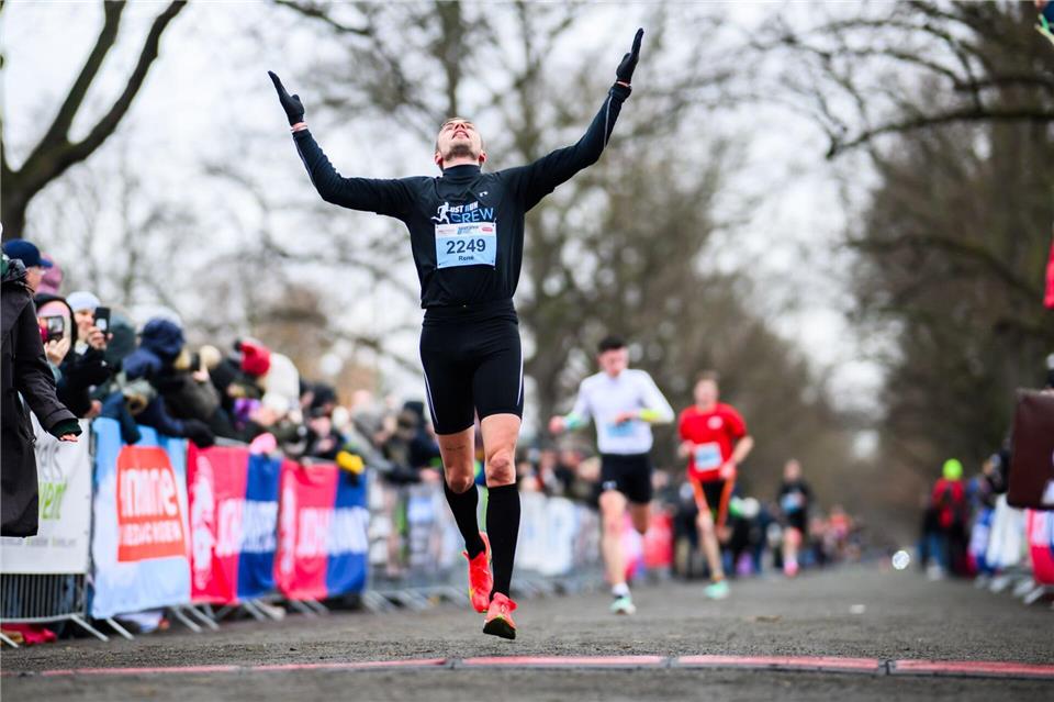 René Menzel läuft die 5,8 Kilometer lange Strecke um den Maschsee an Silvester am schnellsten. Julian Stratenschulte/dpa