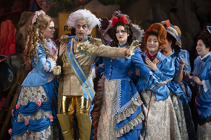 Ruhe meine Damen: Generalmajor Alexander Franzen bei "Die Piraten von Penzance" im Gärtnerplatztheater (©Foto: Anna Schnauss) 