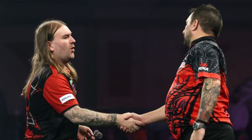 Ryan Searle und Jonny Clayton freundschaftlich