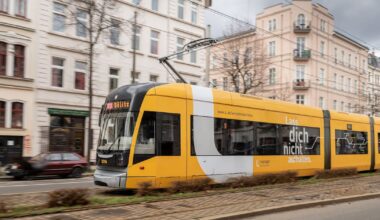 Auto im Gleisbett – Umleitung der Straßenbahn 15