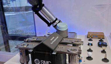 Roboter mit Werkzeugwechsler im neuen SMC-Applikationszentrum Dresden. Foto: Heiko Weckbrodt