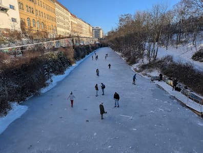 Bei leichten Minusgraden haben sich am Sonntag (11.01.2026) Hunderte Leipzigerinnen und Leipziger auf die Eisflächen in der Stadt begeben.