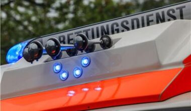 Winterdienstfahrzeug rutscht Böschung hinunter