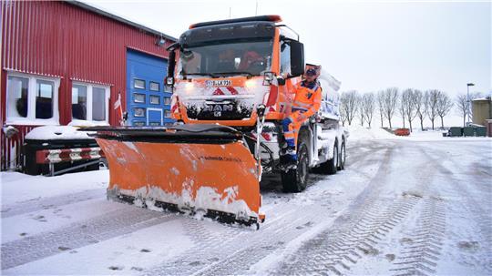 Schicht geschafft: Henning Jarcks Räumfahrzeug ist mit Schnee bedeckt und vereist.