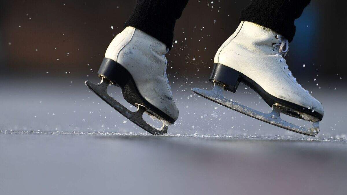 Wer sich aufs Eis begibt, könnte eine böse Überraschung erleben. Deshalb hat die Stadt Aachen das Betreten der eingezäunten Teichanlagen untersagt.