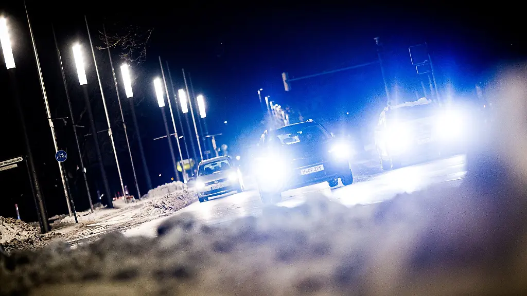 Schnee-saeumt-den-Strassenrand-im-Verkehr-von-Hannover