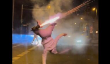 Feuerwerk auf einer Kreuzung: Breakdance-Weltmeister schießt in Berlin wild mit Raketen um sich