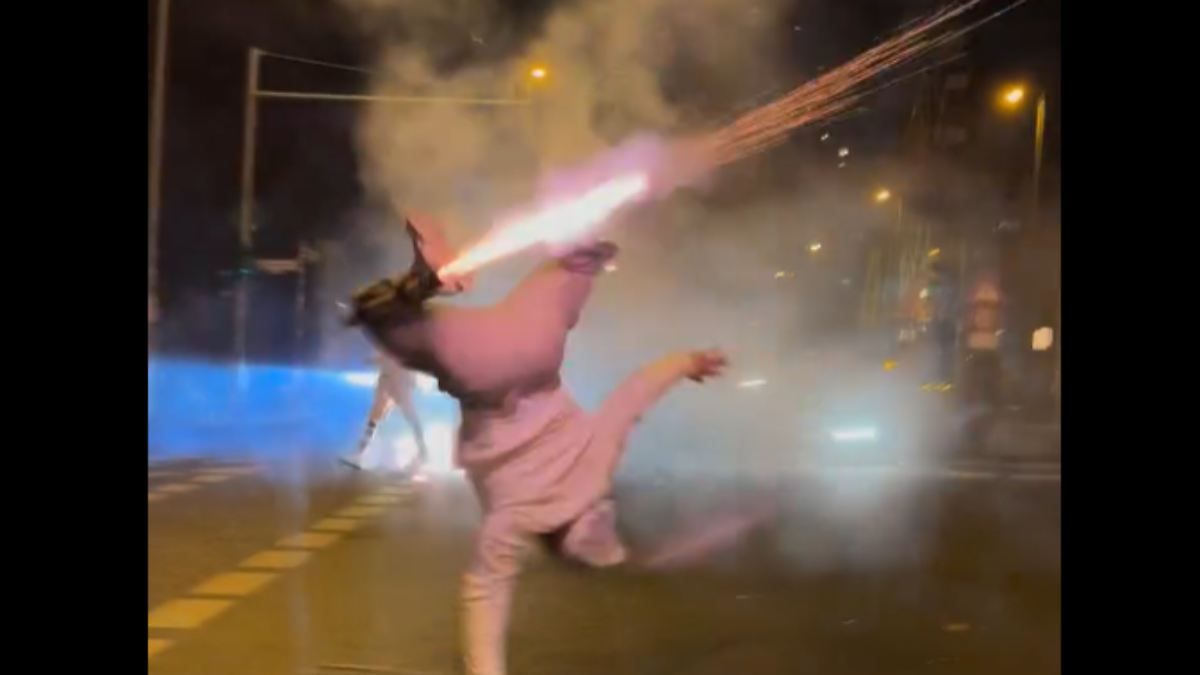 Feuerwerk auf einer Kreuzung: Breakdance-Weltmeister schießt in Berlin wild mit Raketen um sich