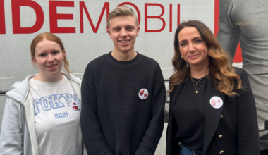 Initiatoren der Spendenaktion: Joyce Packbier, Moritz Freymann und Jennifer Brepols, Religionslehrerin am Berufskolleg.