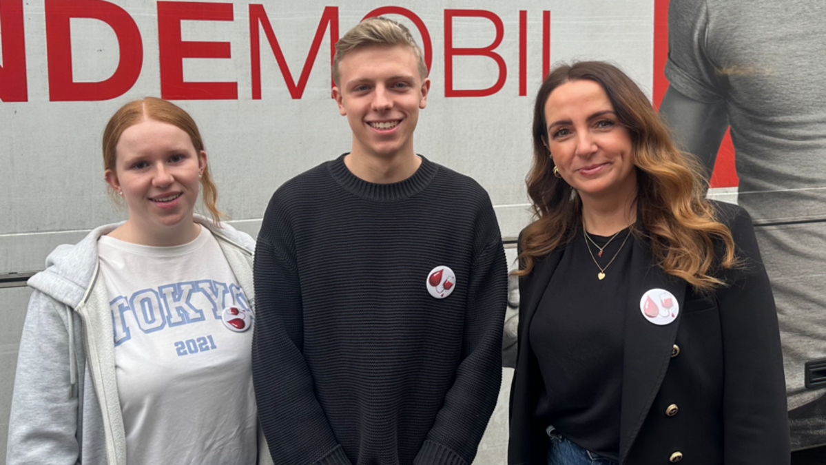 Initiatoren der Spendenaktion: Joyce Packbier, Moritz Freymann und Jennifer Brepols, Religionslehrerin am Berufskolleg.
