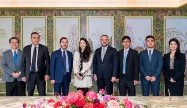 Planen ein neues Shangri-La-Hotel in Bodrum: (von links) Chris Phong, Kamil Uğurlu, Güngör Çepni, Hui Kuok, Ferzan Çelikkanat, Chee Wui Chua, Harry Shim und Judy Man.